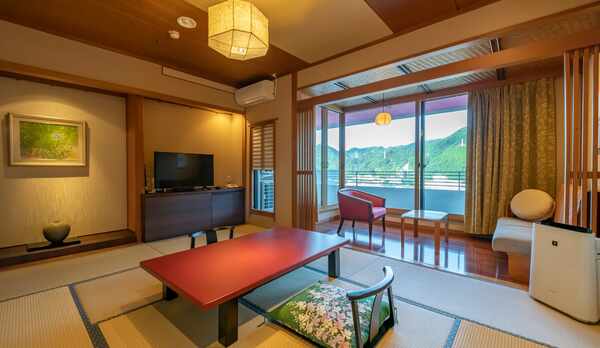 【本館和室】本間10畳＋次の間6畳のゆったりとした客室です