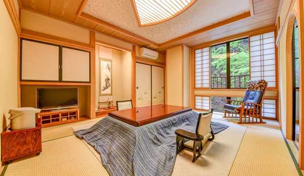 *露天風呂付客室（花水木）8畳＋6畳＋板の間付き。露天風呂は源泉かけ流し100％