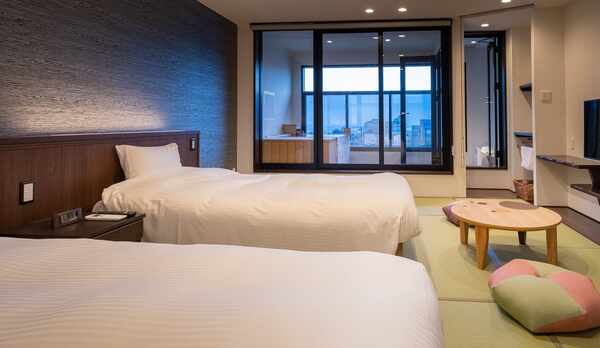 【露天風呂付き客室　和モダンツイン10畳】和室にベッドを合わせたモダンな雰囲気をお楽しみください。