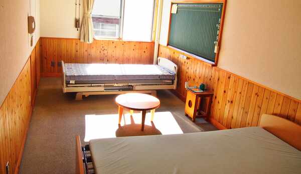 *【校長室（洋室）】食堂や玄関に近く便利がいいお部屋。バリアフリー対応です。