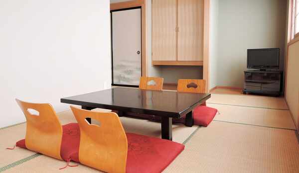 *【客室一例】足を伸ばしてお寛ぎいただける和室です（2階の共同トイレをご利用下さい）