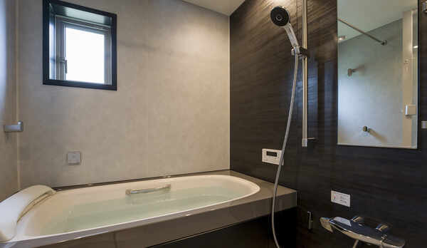 【浴室】バスタブに設置した肩湯機能で、日頃の疲れを癒していただけます。