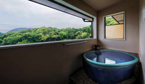 【石楠花】信楽焼きの露天風呂になってます。