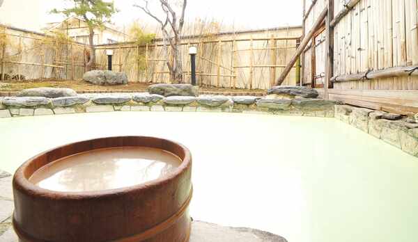 *露天風呂／20以上の効能がある、にごり湯の露天風呂でゆったりお寛ぎください