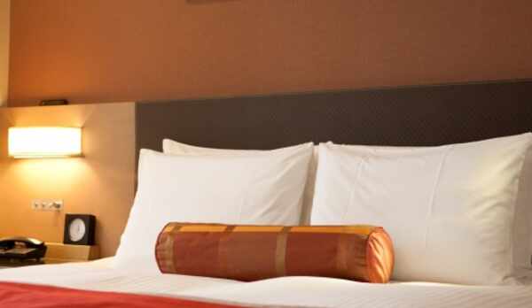 『客室』ベッドはサータ社製でポケットコイルマットレス採用