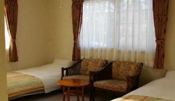 Ｅ−12　清潔感いっぱいの寝室、セパレートされたトイレはプライベート重視