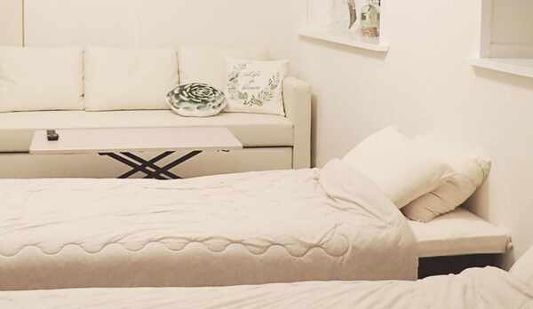 ・＜客室イメージ＞ソファベッド1台、シングルベッド2台のほかにお布団も4組ご用意ございます