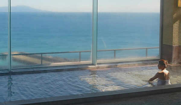 自家源泉より引湯　女性用大浴場　四海波の「碧天」（へきてん）