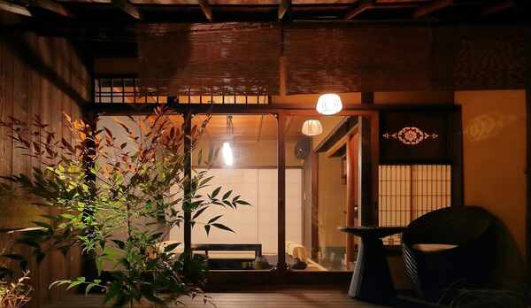 桔梗・庭からみた室内