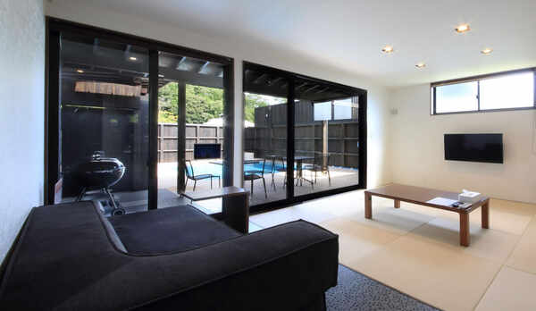 【花菖蒲内観】ソファにゆったりと身を委ね、移り変わる空の色をのんびり眺める&hellip;