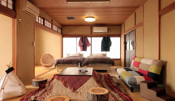 ■【特別和洋室28畳】わんちゃんと一緒に家族みんなでゆったりとお寛ぎ頂ける28畳のお部屋になります。