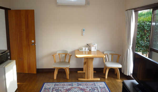 一棟貸切【洋室ツイン】１８平米　テーブルスペース