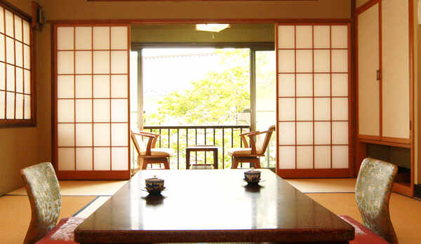 お客様にお寛ぎいただけるようにゆったりとした造りになっています