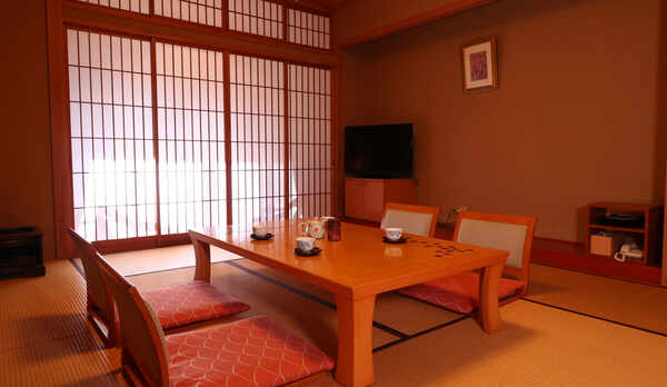 #純和風客室　広縁からは寄り添う野山の景色が。　