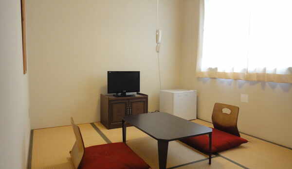 ［和室4.5畳一例］羽毛布団＆洗浄機能付トイレ完備！お布団はセルフサービスでお願い致します。