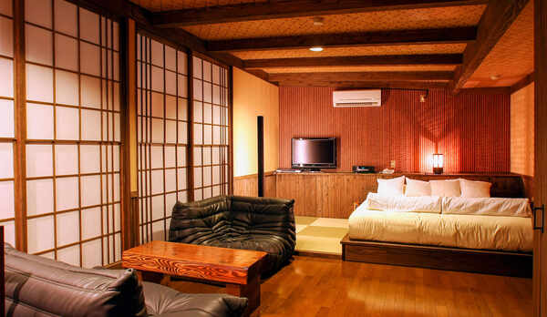 ・ソファスペースや畳のスペースもある贅沢なお部屋です