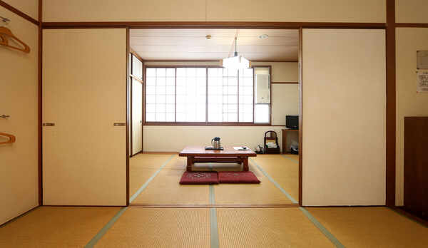 落ち着きのある雰囲気。二間続きの20畳和室！！