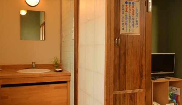 【半露天風呂付和室/洗面所】レトロなつくりの洗面所