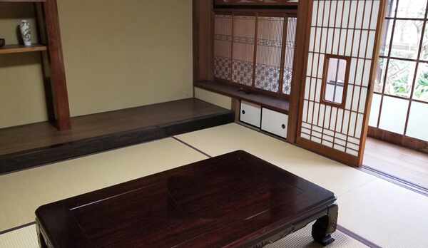 ・昔ながらの造りの和室。欄間や障子には細かい細工が施されています