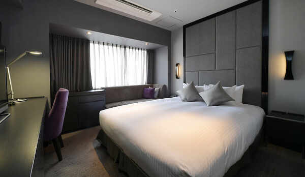 スタンダードダブル（ベッド）　約17.7㎡〜24.8㎡