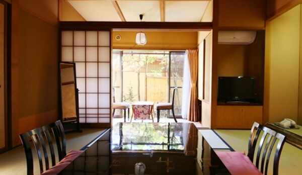 ■【和室8畳+檜内湯/1階】坪庭を望む落ち着いた居室・一例