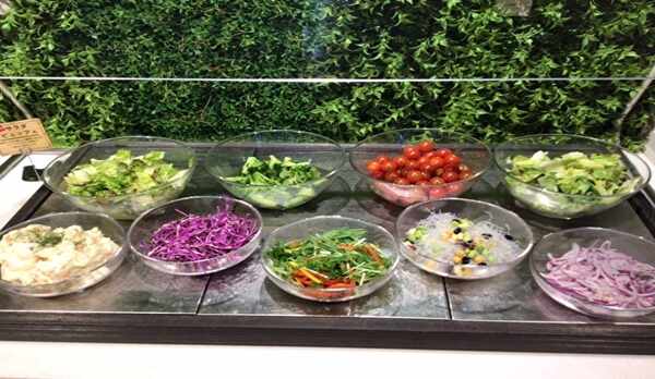 サラダブッフェ（スニーズガードで感染対策行ってます）
