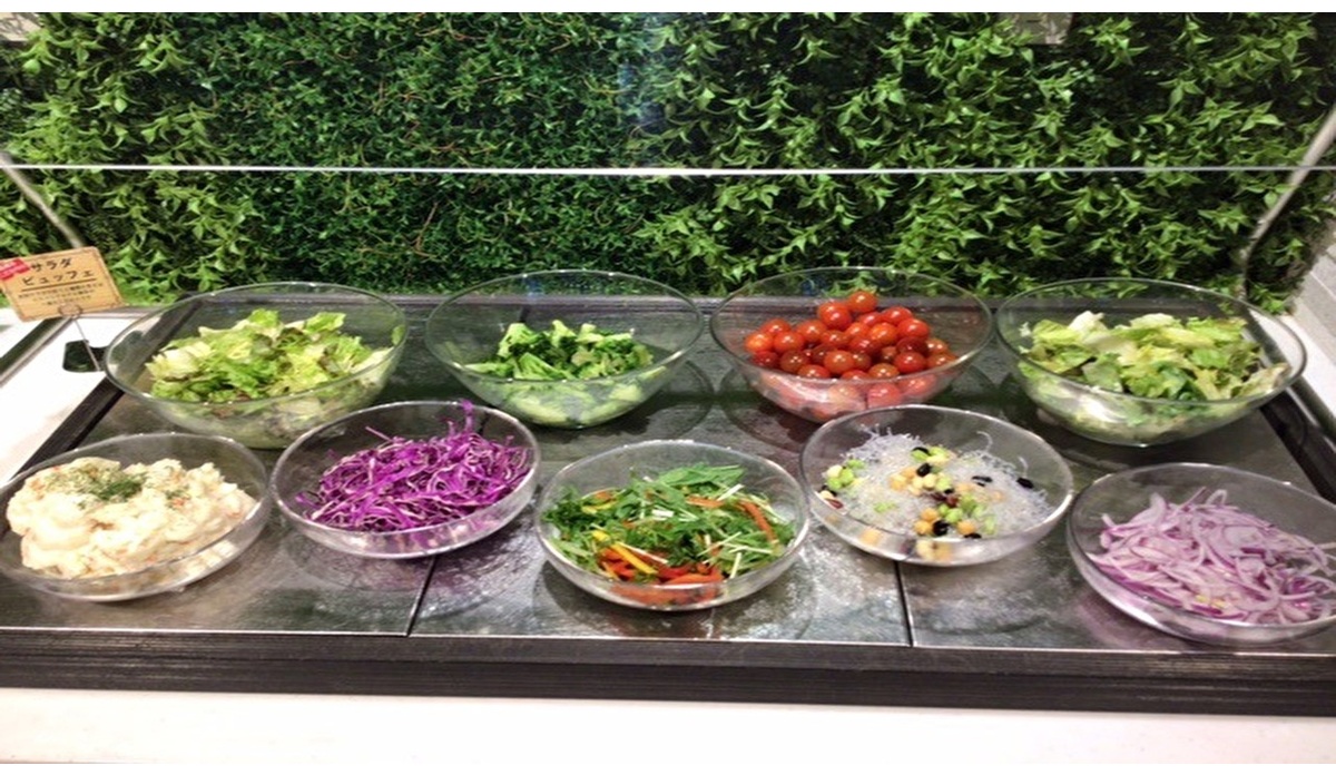 サラダブッフェ（スニーズガードで感染対策行ってます）
