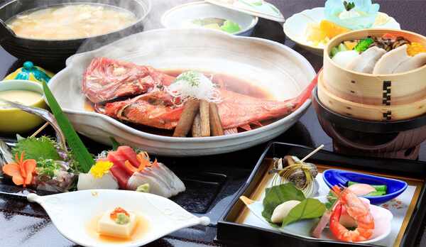 また食べに来たい♪とお客様からの声が多い、当館自慢の金目鯛姿煮。濃厚な味付けで高評価獲得中☆部屋食