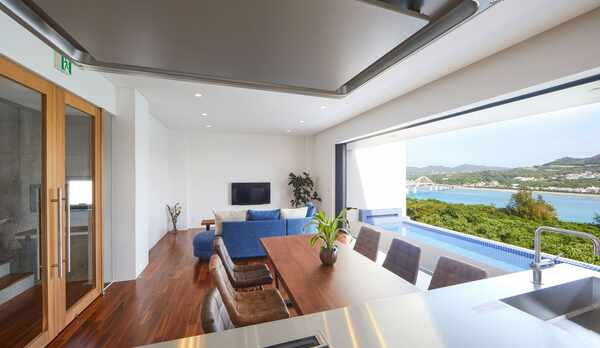 キッチン、ダイニング、リビング（現在、海との間に別建物が建築中です。）