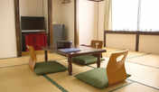 ・和室8畳 （206号室）お2人でゆったり、ご家族・ご友人などグループでリーズナブルにご利用できます