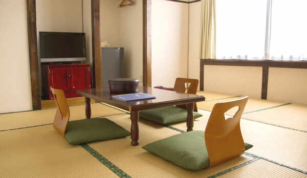 ・和室8畳 （206号室）お2人でゆったり、ご家族・ご友人などグループでリーズナブルにご利用できます