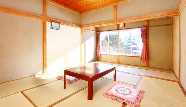 【本館】8〜10畳◆暖かさを感じるお部屋です