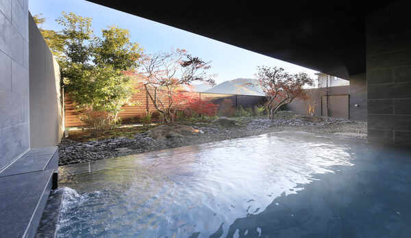 【大浴場】陽光の庭園を眺めながら