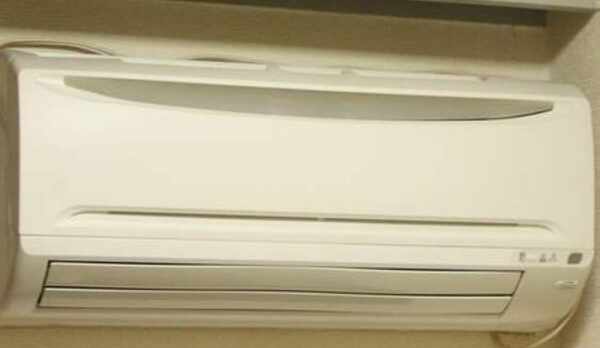 全てのお部屋に個別エアコンを設置していますのでご自由に温度調整できます。