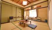 *和室10畳（客室一例）/足を伸ばせる和室で、ごゆっくりお寛ぎください。