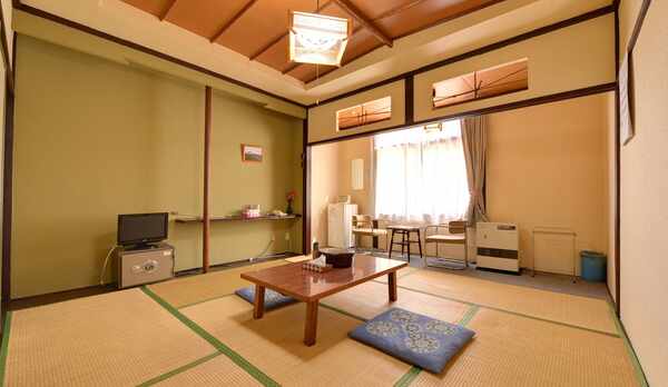 *和室10畳（客室一例）/足を伸ばせる和室で、ごゆっくりお寛ぎください。