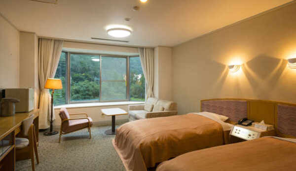 【利根川を望むツインベッド洋室】
