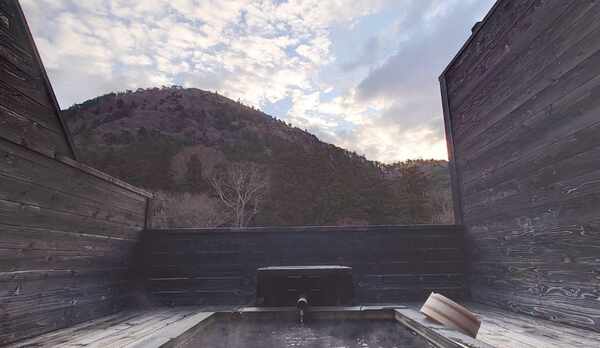 壮大な景色を独り占めしながら四季の露天風呂貸切入浴