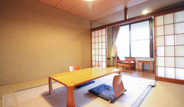 *【お部屋】阿蘇山が一望！建物は古いですが、清潔感のある和室です