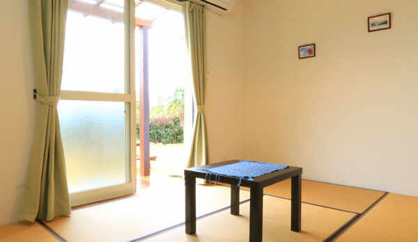 【お部屋】お庭に面した明るい和室6畳のお部屋です。