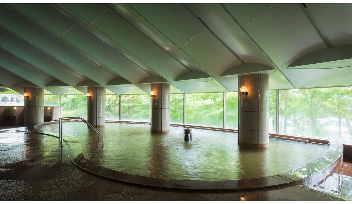 【オーロラの湯】広い窓から見える四季折々の景色を眺めながらゆっくりとお寛ぎください。