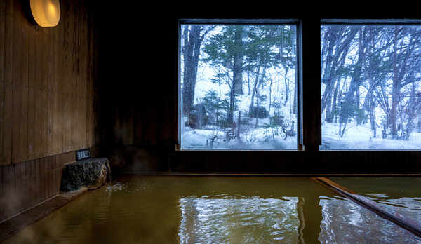 【大浴場】しんしんと降る雪景色を眺めながら、源泉掛け流しの名湯に芯から癒される贅沢