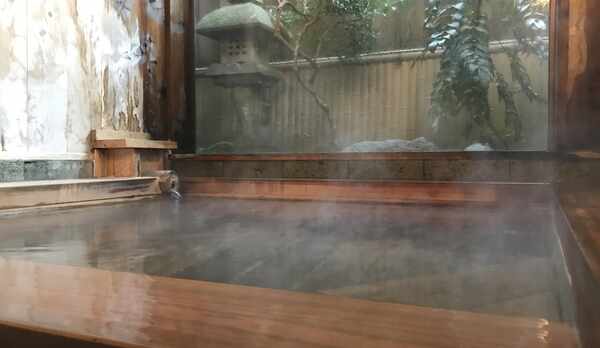 *温泉(男湯)／加水加温をしていない源泉かけ流しの温泉をお楽しみください