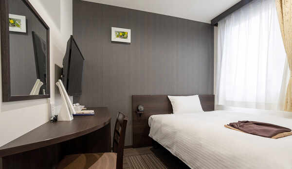 ・【シングルルーム一例】ベッド幅140cmのダブルベッドを設置