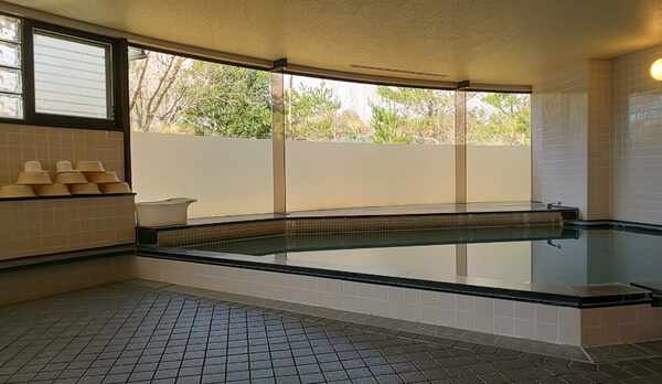 富士山を正面に望む広々とした浴室