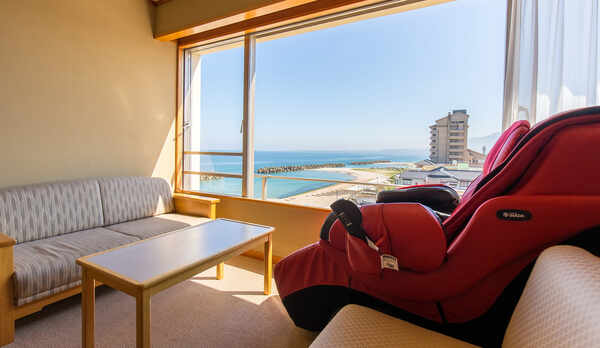 海を眺めるマッサージチェア付和室（10帖）