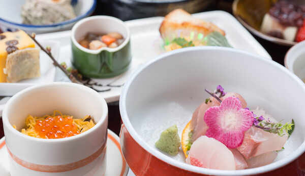 *【夕食一例（梅コース）】当館のスタンダード会席です。相模湾の幸をふんだんに使った海鮮会席です。