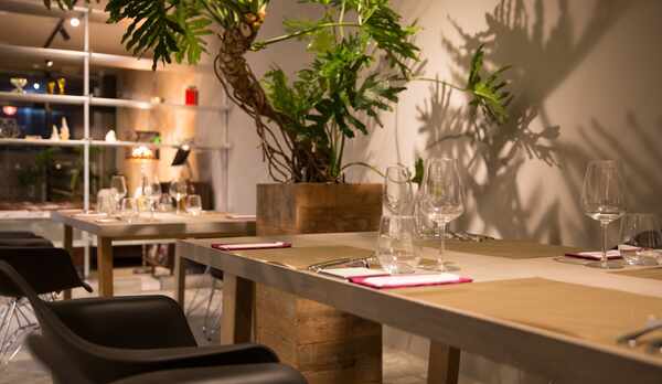 夕食は１８時より営業　前菜や肉・魚料理からデザートまで