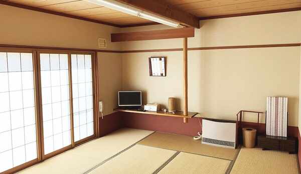 *【和室10畳＋テラス40平米】各部屋に専用の大きなテラス付き！アウトドア気分を満喫できるお部屋。