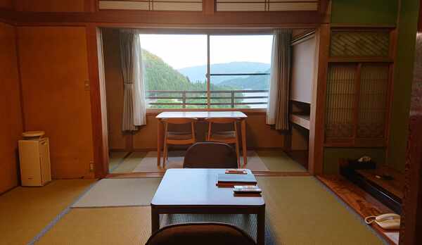 湖側　レトロな和室　平安の間